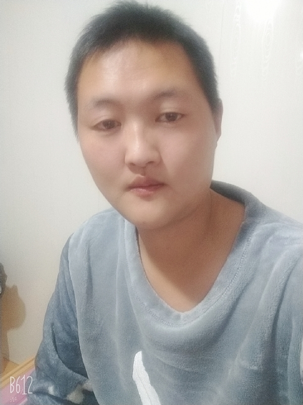 烟圈里透着伤的第二张照片--中山相亲服务中心