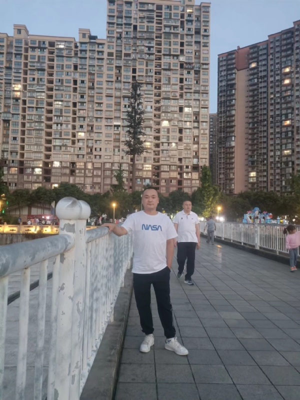 寂寞的男人的第一张照片--中山相亲服务中心